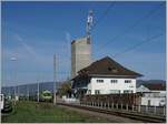 Der BLS RBDe 565 731 (94 85 7 565 731-7 CH-BLS) erreicht mit seinem Regionalzug von Lyss sein Ziel Büren an der Aare und fährt an deinem auf Landstationen typischen  Landi  Gebäude vorbei, wobei heute leider kein Umschlag mehr auf die Bahn erfolgt, ist doch dem Konzept  schlanke Infrastruktur  so manches Anschlussgleis zum Opfer gefallen. 

19. April 2022
