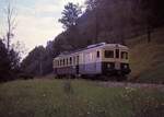 Der Originaltriebwagen der Sensetalbahn BDe2/4 101 im Abstieg von Flamatt ins Sensetal.