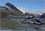 Der R 6815 bestehend aus dem BLS NINA RABe 525 006 und dem BLS Lötschberger RABe 535 117 auf dem Weg in Richtung Zweisimmen.