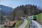 Mit dem Steuerwagen an der Spitze fährt der BLS RE 4068 nach Interlaken Ost durch Enge im Simmental. 

14. April 2021