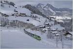 Die BLS Re 465 001 mit ihrem GoldenPass Express 4068 von Montreux nach Interlaken Ost bei Garstatt in einer herrlichen Winterlandschaft.