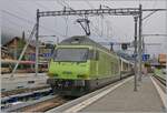W�hrend an der Spitze des Zuges die MOB Ge 4/4 8001 den Zug verlassen hat schob sich am Zugschluss die BLS Re 465 014 mit ihrem Interfacewagen an den bereits umgespurten Zug.

13. Oktober 2025