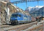Die BLS 465 014-9 und zwei BLS Re 4/4 mit einem Güterzug bei der Durchfahrt in Lalden.