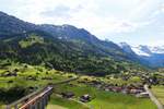 Güterverkehr auf der Lötschberg-Bergstrecke: Das eindrückliche Panorama der Lötschberg Nordrampe mit einem langen Gützerzug, geführt von den beiden BLS 475 401 und 402.