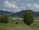 150 Jahre Emmentalbahn. 

Die Rampe von Konolfingen nach Grossh�chstetten (im Hintergrund) f�hrt nach dem mittlerweile historischen NPZ noch eine dreiteilige Nina RABe 525 hinunter, vermutlich RABe 525 008. Konolfingen Dorf, Mai 2025.