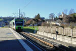 Die ehemalige VHB (Vereinigte Huttwil-Bahnen) / Strecke der ursprünglichen Huttwil-Wolhusen Bahn (HWB): Einfahrt der BLS NINA 525 006 in Hüswil, Halt auf Verlangen.