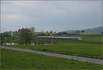 Beim Warten auf den Sonderzug mit der Eurovaporlok soll Giruno RABe 501 020 am Egolzwiler See stellvertretend f�r den Regelverkehr stehen. April 2023.