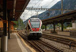 Der sechsteilige Stadler FLIRT RABe 524 113 „Chiasso“ / ETR 524 113 (RABe 94 85 2 524 113-x CH-FFS ff.) der TiLo (Treni Regionali Ticino Lombardia) fährt am 02 August 2019 als RE von Erstfeld nach Bellinzona in den Bahnhof Göschenen ein. Bis zum 4. April 2021 fuhr der TiLo als RE die Verbindung Erstfeld – Göschenen – Airolo – Biasca – Bellinzona, teilweise auch weiter über Giubiasco, Lugano, Mendrisio, Chiasso, Como San Giovanni und Monza nach Milano Centrale. Dabei wurde über die wunderschöne Gotthardbergstrecke gefahren.

Die TILO SA (Treni Regionali Ticino Lombardia) ist ein 2004 gegründetes Tochterunternehmen der SBB und der Trenitalia mit Sitz im schweizerischen Chiasso. TILO betreibt u.a. die S-Bahn Tessin, deren Linien S30 und S40 grenzüberschreitend vom Tessin in die Lombardei verkehren. 

Die 23 vierteiligen (SBB RABe 524 001-019, Trenord RABe 524 201-204) und 17 sechsteiligen (SBB RABe 524 101-117) FLIRT sind als Zweisystemfahrzeuge auf den Regionalnetzen im Tessin und in der Lombardei im Einsatz. Davon sind 4 vierteilige FLIRT im Besitz der FERROVIENORD S.p.A. Diese Stadler FLIRT sind Zweisystem-Triebzüge mit Wechsel- und Gleichstromausrüstung sowie Zugsicherung für die Strecken in der Schweiz und in Italien.  Ein durchgängiger Passagierraum, optimiert auf eine Bahnsteighöhe von 550 mm, ein hohes Beschleunigungsvermögen und der grenzüberschreitende Verkehrseinsatz sind drei der herausragenden Merkmale des Zuges. 

Technische Merkmale:
•	Heller, passagierfreundlicher Innenraum mit individueller Gestaltungsmöglichkeit
•	Volle Durchgängigkeit des Passagierraums, stufenlos begehbar
•	Großzügig gestaltete Multifunktionsabteile im Einstiegbereich
•	6 oder 10 Einstiegstüren pro Seite für schnellen Fahrgastwechsel
•	Klimatisierung für Fahrgasträume und Führerstand
•	Behindertenfreundliches, geschlossenes WC-System
•	Zulassung in der Schweiz und in Italien
•	Ergonomisch gestalteter Führerstand
•	GFK-Front mit automatischer Kupplung
•	Wagenkasten aus Aluminium-Strangpressprofilen
•	Luftgefederte Trieb- und Laufdrehgestelle
•	Redundante Antriebsausrüstung bestehend aus 4 Antriebssträngen mit wassergekühlten IGBT-Stromrichtern
•	Vielfachsteuerung bis zu 4 Züge

TECHNISCHE DATEN dieser sechsteiligen Variante: 
Baujahre: 2009 (RABe 524 101-111) und 2014 (RABe 524 112-117)
Spurweite: 1.435 mm (Normalspur)
Achsanordnung: Bo’ 2’2’2’2’2’ Bo’ 
Länge über Kupplung: 106.278 mm
Fahrzeugbreite:  2.880 mm
Fahrzeughöhe: 4.150 mm
Achsabstand im Drehgestell: 2.700 mm (Motor- und Laufdrehgestell)
Triebraddurchmesser:  860 mm (neu)
Laufraddurchmesser:  750 mm (neu)
Speisespannung: 15 kVAC / 3 kVDC 
Dauerleistung am Rad: 2.000 kW
Max Leistung am Rad: 2.600 kW
Anfahrzugskraft (bis 47 km/h):  200 kN 
Anfahrbeschleunigung:  ~ 1,2 m/s2
Höchstgeschwindigkeit 160 km/h
Fußbodenhöhe: 570 mm (Niederflur am Einstieg) / 1.120 mm (Hochflur)
Einstiegstüren pro Seite: 10 (je 1.300 mm breit)
Sitzplätze: 56 (1.Klasse) / 180 (2.Klasse) + 14 Klappsitze 
Stehplätze (4 Pers./m2): 373
WC: 2 geschlossenes WC-System, Behindertengerecht
Bremse: Ch-C-pn-R-A-E-Mg

Quelle: Stadler Rail und Anschriften
Stand (Überarbeitung): 2025 
