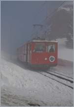 Aus dem Nebel kommend taucht kurz vor der Haltestelle Staffelhöhe der RB Triebwagen BDhe 2/4 Nr. 1 auf. 
Der Treibwagen wurde von SLM/BBC gebaut und am 30. Sept. 1937 in Betrieb genommen. Bergwärts erreicht er 18 km/h, talwärts 12 km/h.
24. Februar 2018