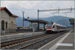 Der RABe 524 015 wartet in Stabio auf die Abfahrt als S 40 25476 nach Albate-Carmerlata.