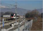 Der TILO RABe 524 105  Arbedo Castione  hat die  Confine de Stato  Schilder hinter sich gelassen und ist folglich in der Schweiz, die Stromumstellung von 3000 V Gleichstrom zu 15000 V Wechsstrom