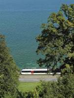 Viel Wasser, wenig Bahn - Blick von der Au�enanlage von Schloss Arenenberg auf S8 23843 von St.