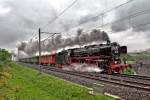 Kurz vor einer Regenpause dampft die 01 202 mit einem Sonderzug an den Bodensee,im str�menden Regen die Steigung bei Schwarzenbach/Wil hinauf.Bild Mai 2015