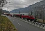 Kurz vor dem bei Tiefenwinkel beginnenden Einspurabschnitt der am Walensee entlangf�hrenden Strecke begegnen sich der RJ 165 von Z�rich nach Budapest und S4 23437 von Sargans nach Uznach, die ihre
