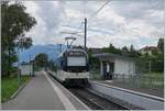 Es gibt Bahnhöfe, die haben mehrere Gleise und einen Bahnsteig, aber wohl kaum vile Bahnhöfe, die EIN Gleis haben und ZWEI Bahnsteige, wie hier in Château D'Hauteville.