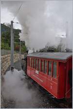 Der Gegenzug ist eingetroffen und somit kann die Fahrt weitergehen, kräftig dampfend erlässt die G 2x 2/2 105 mit ihrem Riviera Belle Epoque Zug St-Légier Gare in Richtung Blonay.