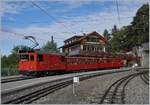 Die Hem 2/2 12 mit dem  Belle Epoque  Zug auf dem Weg zum Rochers de Naye beim Halt in Glion.