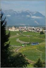 Oberhalb von Aigle schlängelt sich der Regionalzug nach Les Daiblertes durch die Weinberge.