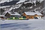 Der auf der AOMC und ASD einsetzbare TPC Beh 4/8 591 erreicht als Regionalzug R 436 bei den ersten Häusern von Les Diablerets sein Ziel in Kürze.