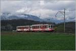 Der AOMC Be 4/4 102 mit seinem Bt auf der Fahrt von Monthey nach Aigle kurz vor Villy.