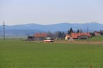 Ein Zug (mit Triebwagen 6) verschwindet inmitten einsamer bäuerlicher Landschaft Richtung Les-Ponts-de-Martel, 21.April 2016.