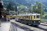 Hochbetrieb im Bahnhof Wengen: BDhe 4/4 108 (das  A  entfiel nach Abschaffung der 1.