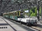 Unter dem vollständig überdachten Umsteigebereich zwischen Berner Oberlandbahn und Wengernalpbahn steht Triebwagen 101 der WAB mit vorgespanntem Gepäck-/Materialwagen am 15.06.2013 im