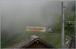 Der neue BLM Be 4/6 102  M�nch  f�hrt bei wenig sommerlichem Wetter kurz nach der Gr�tschalp in Richtung M�rren.