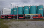 Warten auf das Bierlisi. 

Be 4/8 111 'Jupiter' in Langenthal Gaswerk mit der Motorex-Kulisse. Februar 2026.