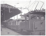 BOB-Personenwagen AB 209 ausnahmsweise im Bahnhof Luzern. Man möge mir das Abschneiden des SBB-Brünig Traktors Te 202, der den BOB-Wagen dem Zug Richtung Interlaken anfügte, verzeihen. 1963 war eben die Aufregung über den schönen BOB-Wagen in dem würdigen alten Bahnhof zu gross...  