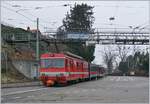 Der BDeh 4/4 11 ST.Gallen hat den Halt Riethüsli verlassen und färht nun etwas bergauf und dann auf der Zahnradstrecke die Ruckhalde bis zum Bahnhof von St.Gallen zu fahren. Künftig, ab Okt 2018 werden die Züge durch eine neue Streckenfühung in einem Tunnel verkehren.
17. März 2018