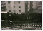 Die Gaswerkbahn Bern: Die Gaswerk-Lokomotive f�hrt in der N�he der Station Wabern mit einem gedeckten G�terwagen hin und her, der sicher kein Element eines Gaswerk-Kohlezugs bildet und zum