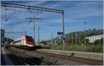 Ein ICN auf der Fahrt Richtung Zürich neigt sich bei seiner raschen Durchfahrt in Biel Mett kräftig in die Kurve.