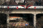 Mit Peter unterwegs in Bern - 

Sehr nah am Lorraineviadukt steht diese Haus und wird von diesem beschattet. Über dem IC-Zug der Baureihe RABDe 502 sieht man das Walmdach des Gebäudes. Da auch noch eine Betonlärmschutzwand auf Seite der Bebauung angebracht ist, hat man nur eine eingeschränkte Aussicht auf dieser Seite.

07.03.2025 