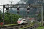 Ein SBB ETR 610 neigt sich als EC 32 von Milano nach Genève bei Varzo nordwärts.