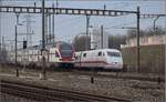 Begegnung des Kiss RABe 511 021 mit dem ICE 401 080 in Pratteln.