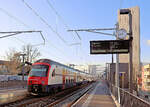 Die 3 Routen zwischen Zürich und Oerlikon: Die klassische Route führt über den Bahnhof Wipkingen, wo im krassen morgendlichen Gegenlicht gerade eine S-Bahn der S24 Richtung Zug durchfährt. Derweil wartet das Gegengleis auf Einfahrt einer S24 nach Winterthur, Schaffhausen und Thayingen. 5.März 2025 