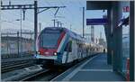 Auf den ersten Blick ein banales Bild; doch beim näheren Hinschauen verrät der Zugzielanzeiger die Besonderheit: Der SBB LEX RABe 522 220 ist als Léman Express 23535 der neuen Linie RL7 auf dem Weg nach Vernier! Die zum Fahrplanwechsel eingeführte RL 7 verbindet Annemasse direkt mit dem Flughafen von Genève oder mit Vernier. Die Züge nutzen den Güterzügen der Relation Bellegarde - Genève La Praille genutzten rund 1 km langen Tunnel von Châtelaine. Leider ist das auf starke Nachfrage beruhende Angebot mit nur vier Zugespaaren pro Tag nicht sehr üppig, besonders wenn man bedenkt, dass ein Zugspaar von und zum Flughafen fährt, zwei Züge nach Vernier, aber nur einer zurück und die drei verbleiben Züge nur auf dem Abschnitt Annemase - Lancy Pont Rouge verkehren.

16. April 2026