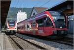 In Biel/Bienne wartet der SBB RABe 522 205 und SBB GTW 526 263 auf die Abfahrt als RE nach Delle, bzw. Regionalzug nach La Chaux de Fonds. 

22. Juli 2018
