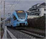 An der gleichen Stelle der TPF RABe 527 198  Groupe Grisoni  und der nicht zu sehende RABe 527 192 als RER von Broc Village nach Bulle.