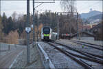 Zugkreuzung in Mittelhäusern. RABe 528 228 nach Bern darf auch ausfahren und für Peter und mich kann eine Streckenbegehung entlang dieser besonderen  Lokalbahn  beginnen. Abwechslung bietet die schöne Strecke, nicht aber die Fahrzeuge. Januar 2026.