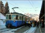 Der ABDe 8/8 4002  Vaud  mit einem Regionalzug nach Zweisimmen im noch nicht umgebauten Bahnhof von Gstaad.