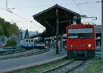 Heute Morgen, noch vor dem Sonnenaufgang gab es im Schmalspurteil von Vevey eine überraschende Vielfalt an Rollmaterial zu sehen: Rechts warte die Hem 2/2 2501 auf neue Aufgaben, in der Mitte der