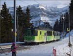 Der Triebwagen BDeh 4/4 81 wurde von SWP/SLM/SAAS im Jahr 1976 an die BVB geliefert und ist hier mit zwei (Ultraleicht-) Wagen bergwärts unterwegs. Bouquetins, Januar 2026.
