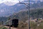 Eine Deh 4/6-Doppeltraktion der Br�nigbahn ist Anfang Mai 1981 am Brienzersee bei Ringgenberg untertwegs