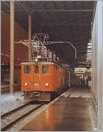 Nach der Ausfahrt ihres Zuges in Luzern, wechselt der SBB Deh 4/6 910 das Gleis um den nächsten Zug Richtung Interlaken bespannen zu können.