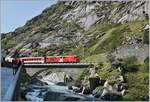 Der MGB Deh 4/4 52 hat mit seinem Regionalzug nach Göschenen vor wenigen Minuten Andermatt verlassen und erreicht nun die Schöllenschlucht, wobei die links zu sehenden Fotografen sich eher